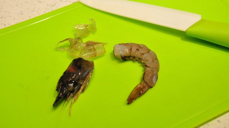 鲜虾沙拉盅,<a style='color:red;display:inline-block;' href='/shicai/ 301'>鲜虾</a>去头、去皮、去沙线,留虾尾。