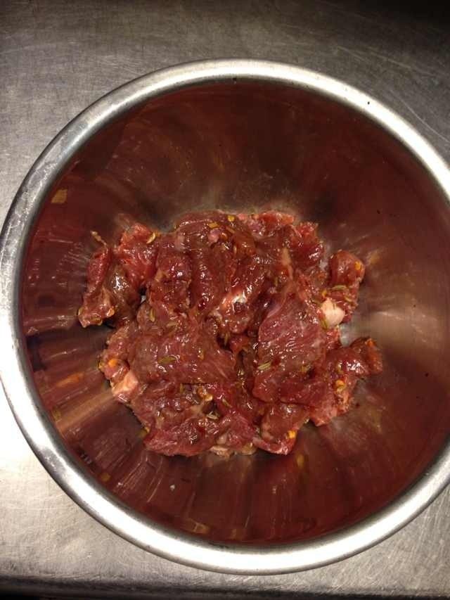 自制羊肉串,将<a style='color:red;display:inline-block;' href='/shicai/ 329'>羊肉</a>洗干净，切薄片，用盐，胡椒粉，辣椒粉，少许酱油，鸡精腌制。