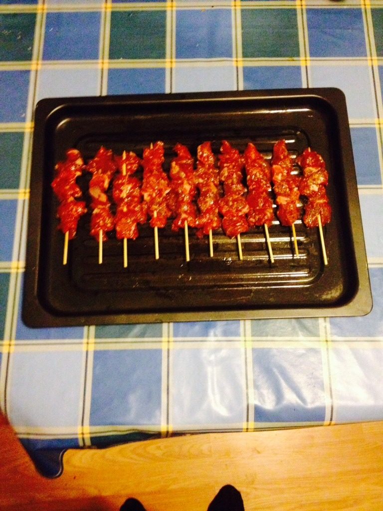 自制羊肉串,图1，准备好后，用竹签把腌制好肉，串联起来，给烤箱盘上刷上油，打算烤，打开烤箱空烤十分钟，加热后，放进去烤八分钟，210度。