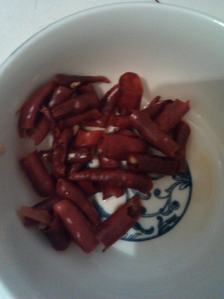 家常小炒,<a style='color:red;display:inline-block;' href='/shicai/ 86474'>干辣椒</a>切小块