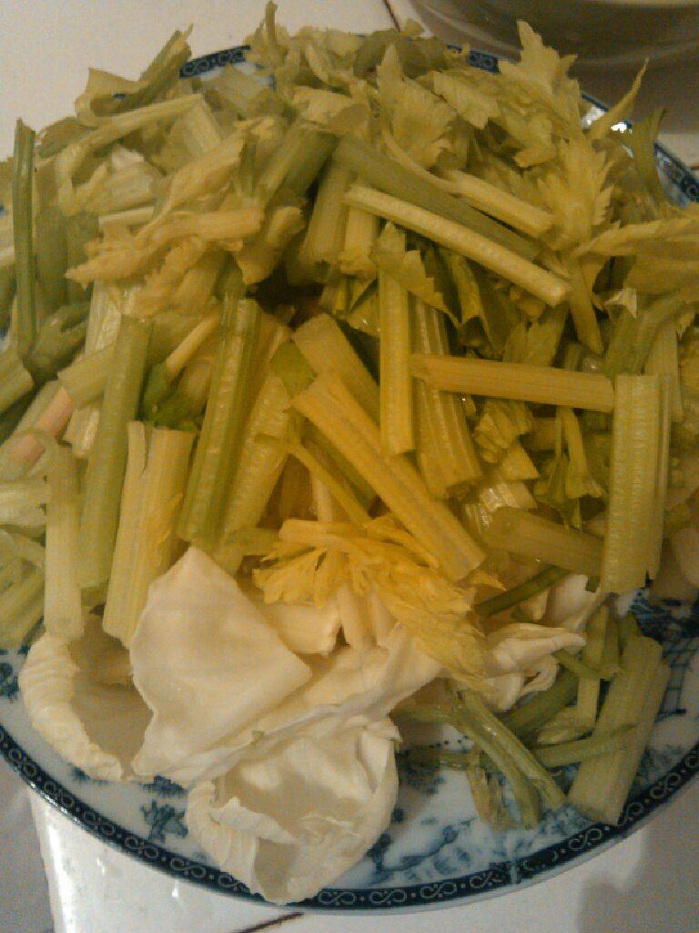 家常小炒,苞菜、<a style='color:red;display:inline-block;' href='/shicai/ 125'>芹菜</a>洗好切好