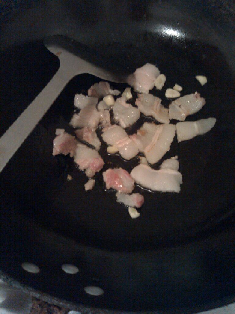 家常小炒,开火放油放肉翻炒1分钟