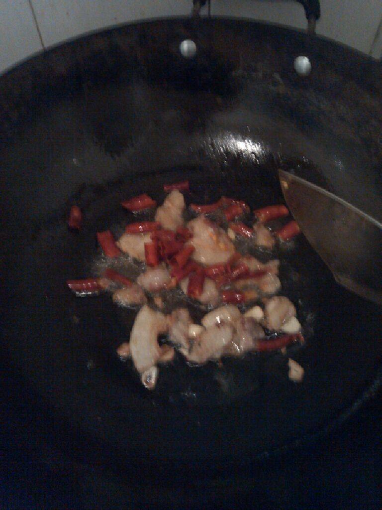 家常小炒,加入干辣椒蒜头爆香