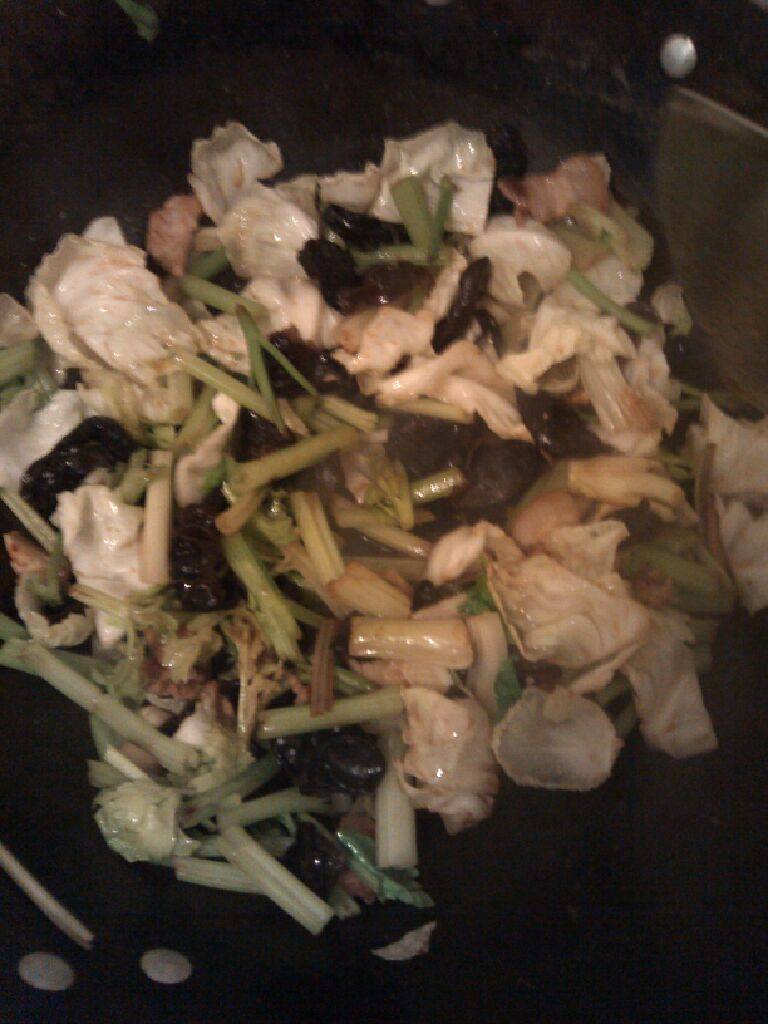 家常小炒,加入芹菜、木耳、苞菜、盐翻炒至变色，最后滴上几滴<a style='color:red;display:inline-block;' href='/shicai/ 692'>酱油</a>会更香。