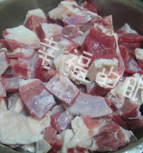 红酒炖牛肉,买回来的<a style='color:red;display:inline-block;' href='/shicai/ 216'>牛肉</a>用清水浸泡1小时，将血水充分浸泡出来。然后切成大块，沥干水分