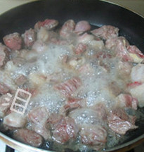 红酒炖牛肉,锅中放入适量色拉油，油热后将牛肉块一块一块的放入煎至牛肉变色。煎肉的时候放入适量盐和黑胡椒碎。盛出备用。