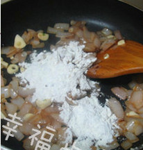 红酒炖牛肉,放入<a style='color:red;display:inline-block;' href='/shicai/ 548'>低筋面粉</a>翻炒均匀