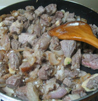 红酒炖牛肉,放入煎过的牛肉和汁水翻炒均匀。