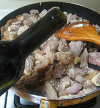 红酒炖牛肉,放入适量的<a style='color:red;display:inline-block;' href='/shicai/ 13418'>红酒</a>