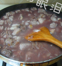 红酒炖牛肉,再放入适量高汤，没过肉即可