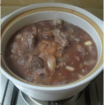红酒炖牛肉,然后将肉和汤一起倒入砂锅里
