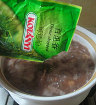 红酒炖牛肉,放入香草束