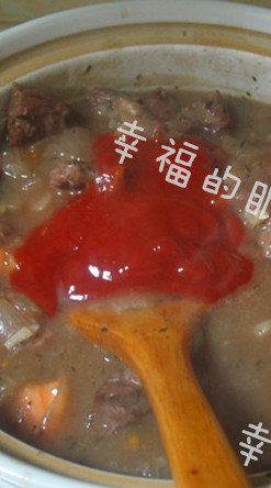 红酒炖牛肉,炖一个半小时以后，放入<a style='color:red;display:inline-block;' href='/shicai/ 83245'>番茄罐头</a>、<a style='color:red;display:inline-block;' href='/shicai/ 25'>胡萝卜</a>块，盐调味。再炖30分钟