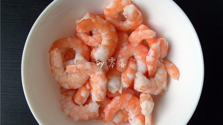 虾仁跑蛋,再次清洗干净,用厨房纸巾吸干虾仁的水分;调入适量盐,<a style='color:red;display:inline-block;' href='/shicai/ 718'>料酒</a>,蛋清,淀粉抓匀,腌制;