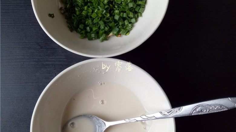 虾仁跑蛋,剩下的淀粉同清水混合,搅拌成水淀粉;小葱切葱花;葱花的实际用量为图中的1/2;