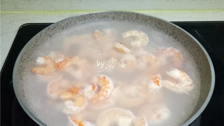 虾仁跑蛋,放入虾仁汆烫至7分熟;