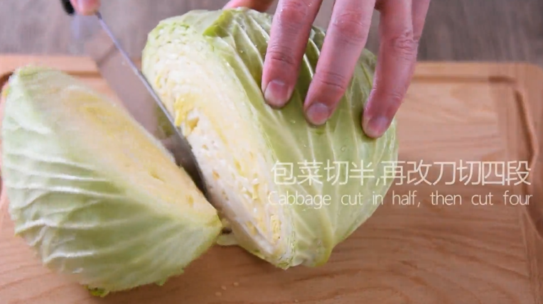 这样做的“手撕包菜”麻辣鲜香,超级下饭,包菜切半
