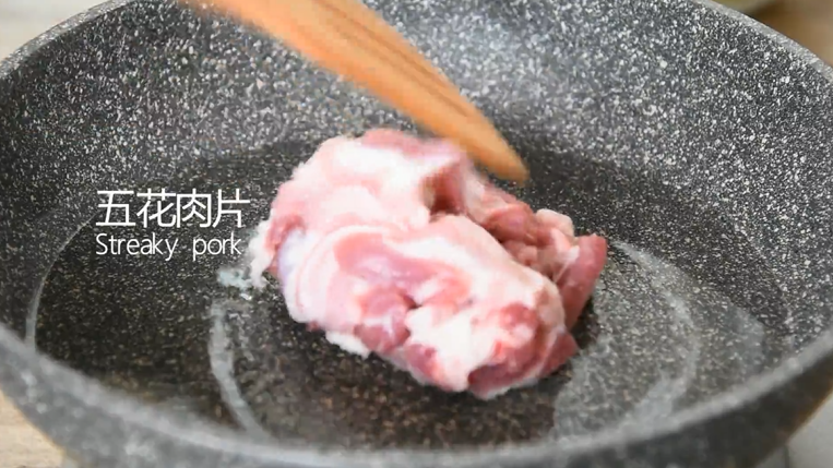 这样做的“手撕包菜”麻辣鲜香,超级下饭,热油锅倒入五花肉片