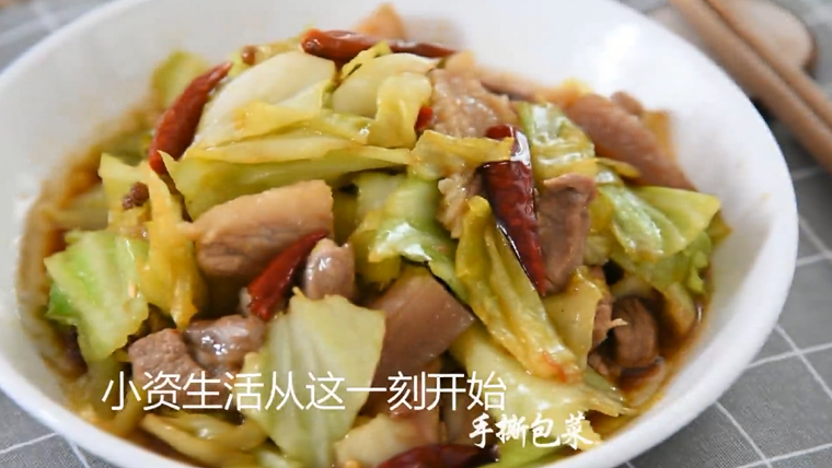 这样做的“手撕包菜”麻辣鲜香，超级下饭,麻辣鲜香，快给我来2大碗米饭~！