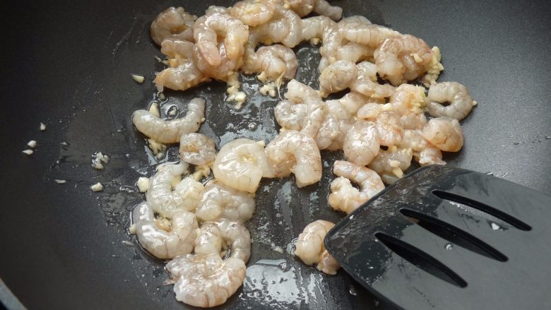 虾仁热炒西葫芦,倒入虾仁炒至刚熟,盛起待用