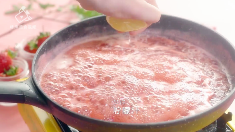 自制草莓酱,把春天的味道封存起来~,挤少许<a style='color:red;display:inline-block;' href='/shicai/ 595'>柠檬</a>汁