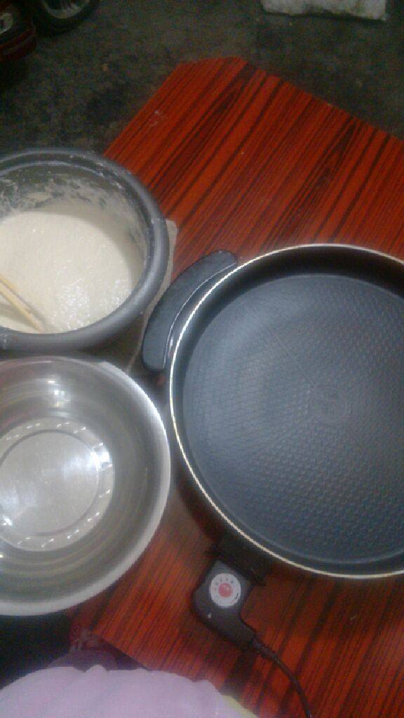 食饼筒,手沾一下水,手背也要沾