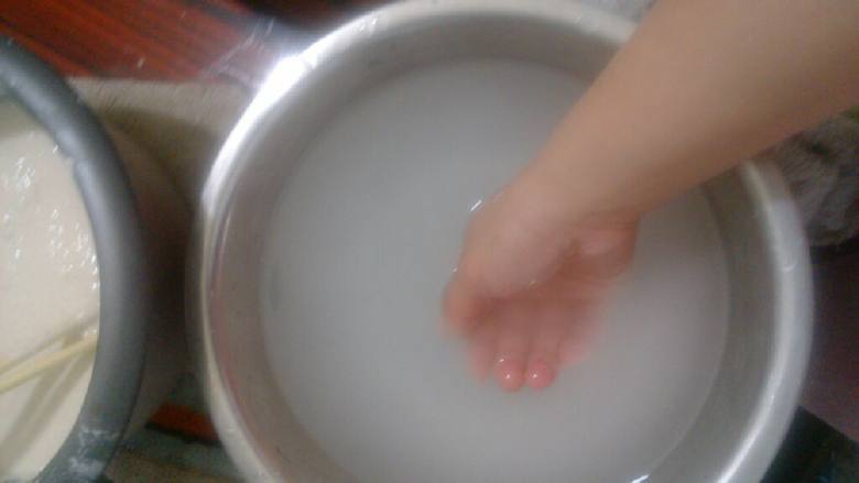 食饼筒,抓一团面,放到锅的边上,准备开始