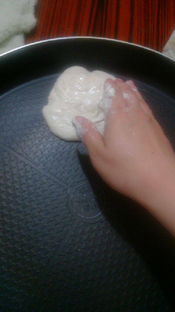 食饼筒,慢慢用手掸着面团转一圈