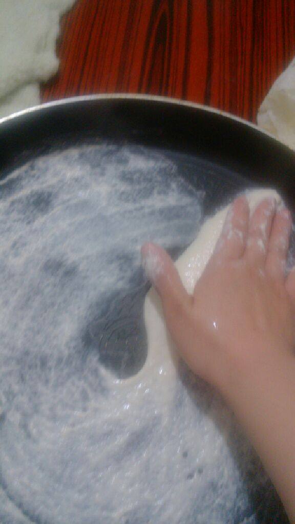 食饼筒,抓起多余的面粉放回面盆里
