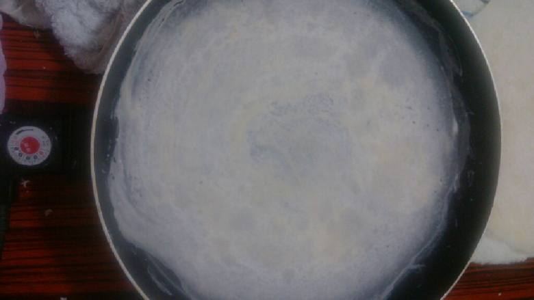 食饼筒,用手从一边轻轻揭起来