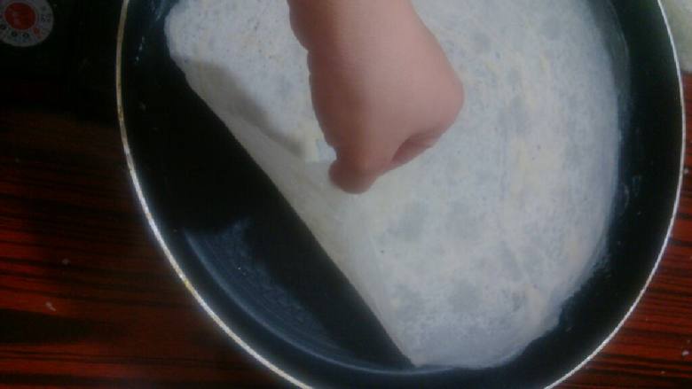 食饼筒,准备好自己喜欢的<a style='color:red;display:inline-block;' href='/shicai/ 4316'>菜</a>，可以准备<a style='color:red;display:inline-block;' href='/shicai/ 6081'>肉</a>，猪肝，<a style='color:red;display:inline-block;' href='/shicai/ 4316'>菜</a> ，豆腐皮， 鱼干，粉丝等等（随自己喜欢）取一张皮，放上<a style='color:red;display:inline-block;' href='/shicai/ 4316'>菜</a>，靠边放哦，从一边卷起