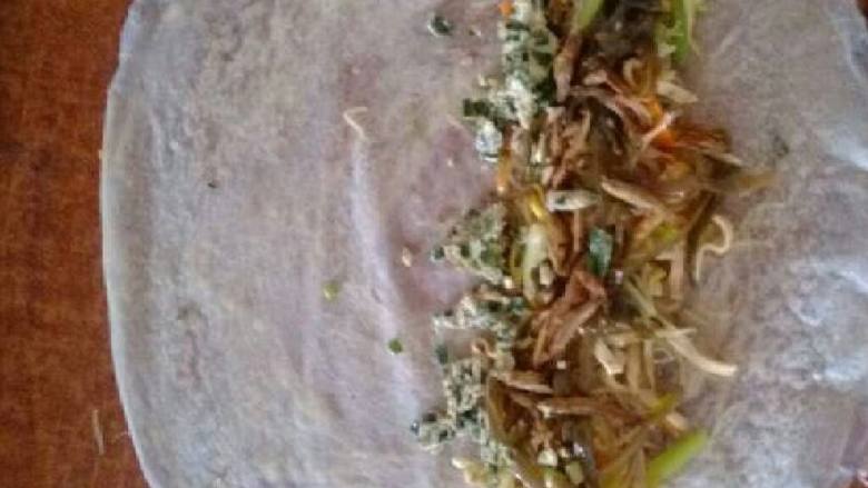 食饼筒,卷到一半,把两头折进去