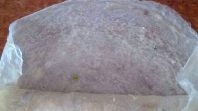 食饼筒,锅里刷少许油,把包好的食饼筒排进去,四面都烙成金黄色就可以了