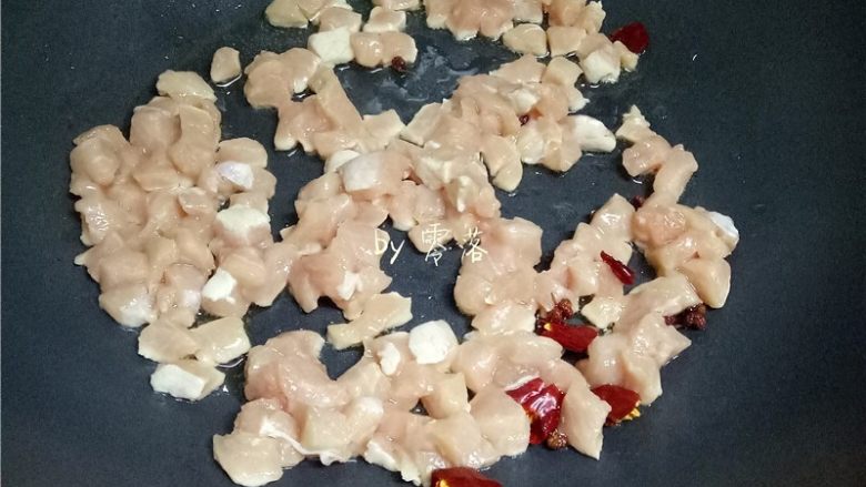 香菇肉酱意面,放入肉丁煸炒至颜色发白;