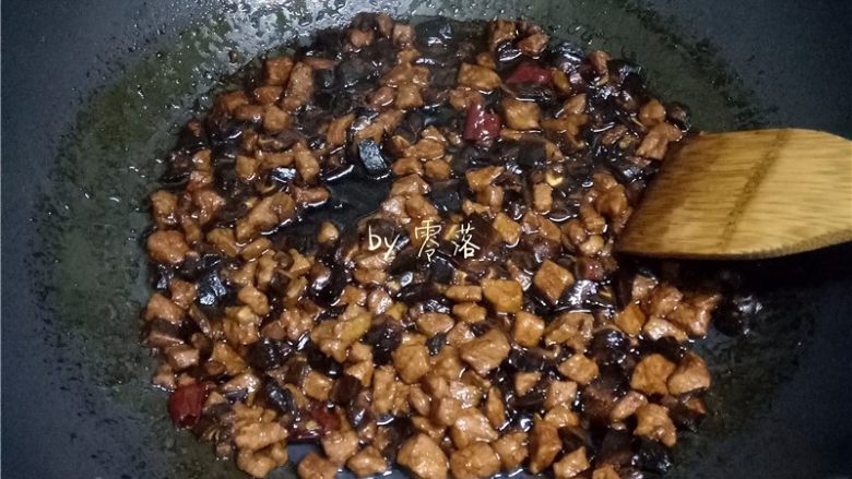 香菇肉酱意面,放入香菇,大火烧开转中小火;食材都熟了之后,大火收汁;尝尝咸淡,调入适量盐;关火,起锅;