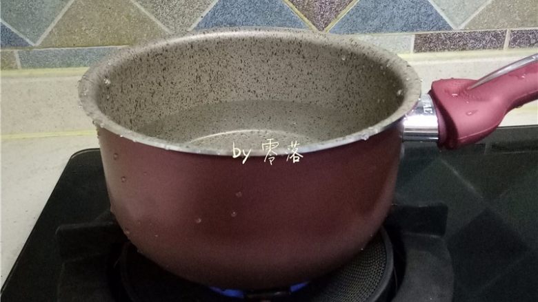 香菇肉酱意面, 奶锅倒入适量清水烧开;