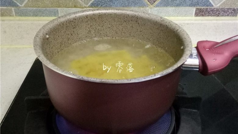 香菇肉酱意面,放入螺旋意面煮熟;