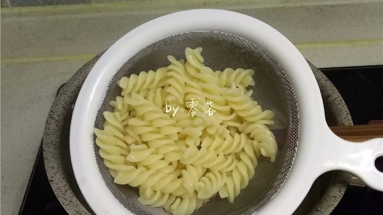香菇肉酱意面,将螺旋意面捞出,沥干水分;