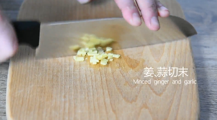 绝对停不了嘴,爆爆爆好吃的凉拌香辣藕片,姜蒜切末备用