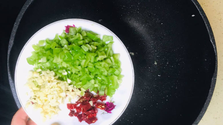 椒盐日本豆腐,另起油锅,加油烧热,加入青红椒和大蒜