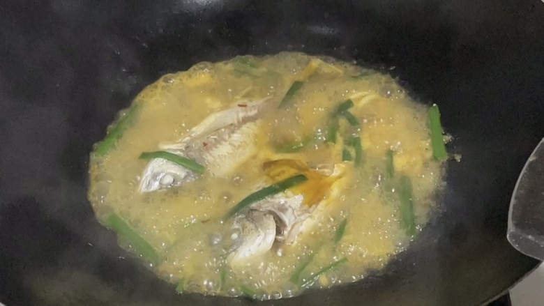 酱闷鲫鱼,再加入鸡汁,盐调味