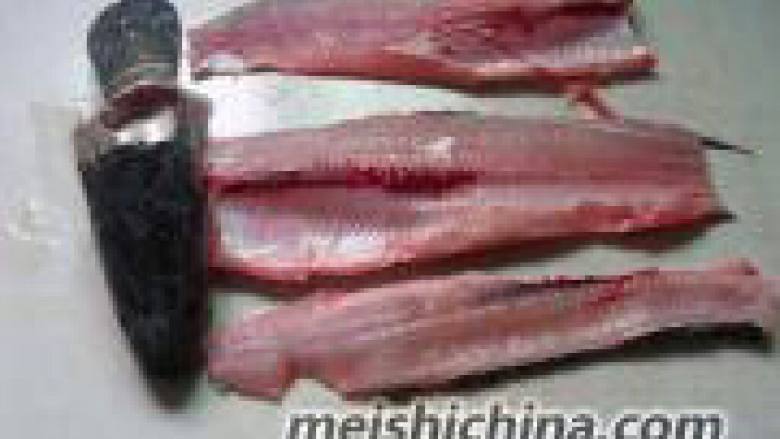 教你们做《酸菜鱼》,4. 鱼肉洗净，刀倾斜 着片掉鱼骨和鱼腩，剩 下净鱼肉，