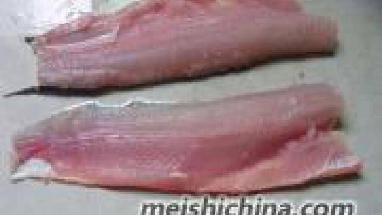 教你们做《酸菜鱼》,5. 鱼头鱼骨洗净血污 备用。最好多洗几遍这 是后来鱼汤奶白的关 键。
