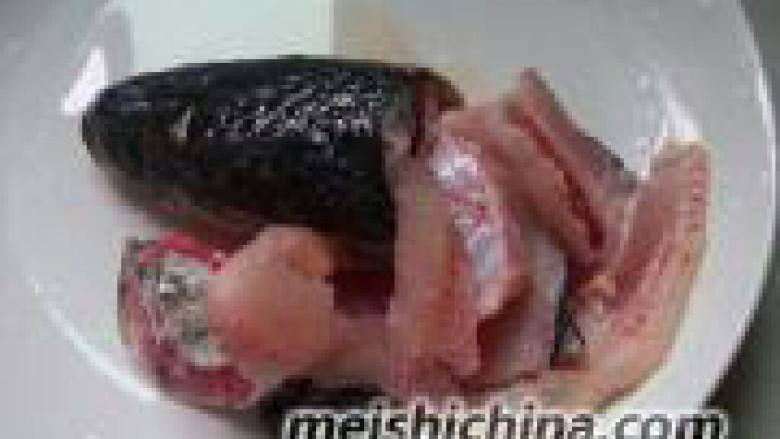 教你们做《酸菜鱼》,6. 鱼肉块洗干净血 污，下面放一块厨房 巾，刀斜40度，从尾 部开始片鱼，方向是刀 刃朝向尾部。片成鱼 片。