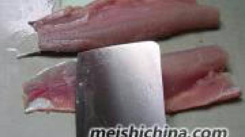 教你们做《酸菜鱼》,7. 片好的鱼片，用一 汤匙盐搓洗一遍后冲水 反复淘洗成晶莹透明的 鱼片。一定要洗成透明 的鱼片，鱼肉比较有口 感，而且清爽。