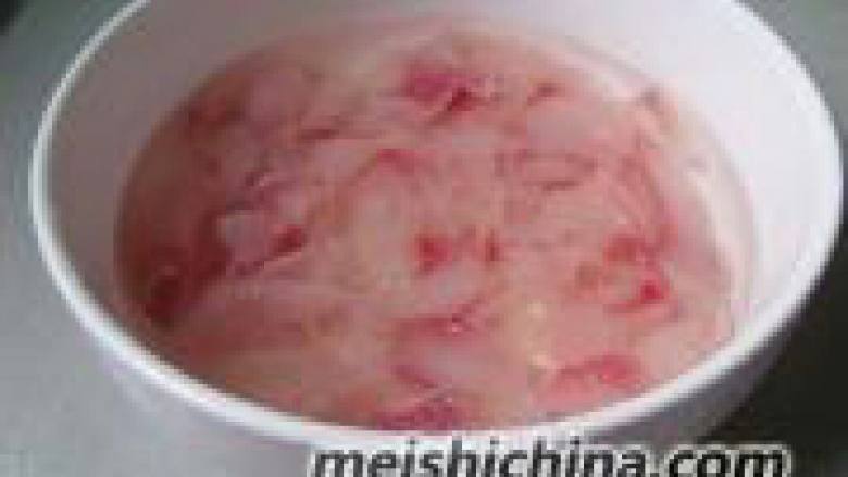 教你们做《酸菜鱼》,8. 鱼片用盐一茶匙 白 胡椒一茶匙 蛋清半个 干淀粉三茶匙腌渍，用 手仔细反复抓拌均匀。 静置20分钟。