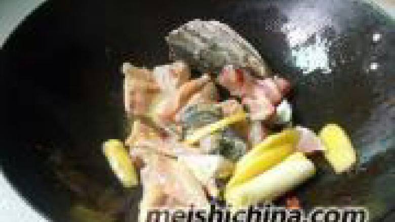 教你们做《酸菜鱼》,11. 放入酸菜继续炒 一分钟。兑足量开水。