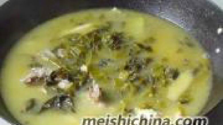 教你们做《酸菜鱼》,13. 锅大火烧鱼汤， 鱼片一点点放入，晃动 锅，最上面的鱼片7成 熟捞出放在碗上面。