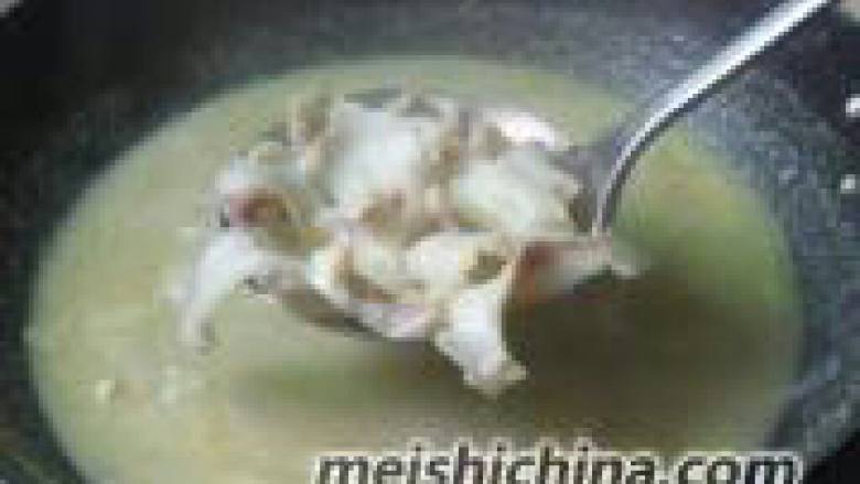 教你们做《酸菜鱼》,14. 过滤鱼汤倒碗 中。