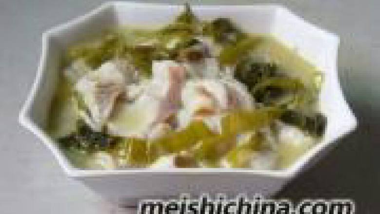 教你们做《酸菜鱼》,15. 锅里放油，凉油 的时候就放入花椒和辣 椒圈，小火烧，注意看 辣椒，变得红中微黄且 油亮干酥。注意观察别 熬过火了。